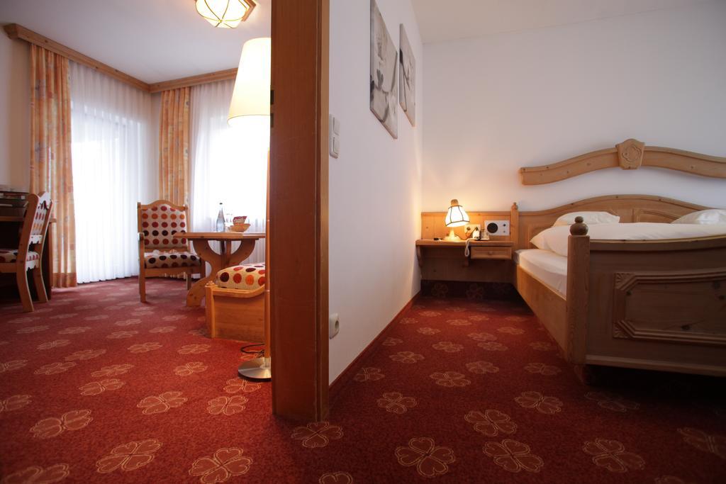 Landidyll Hotel Zum Alten Schloss Kirchensittenbach ภายนอก รูปภาพ